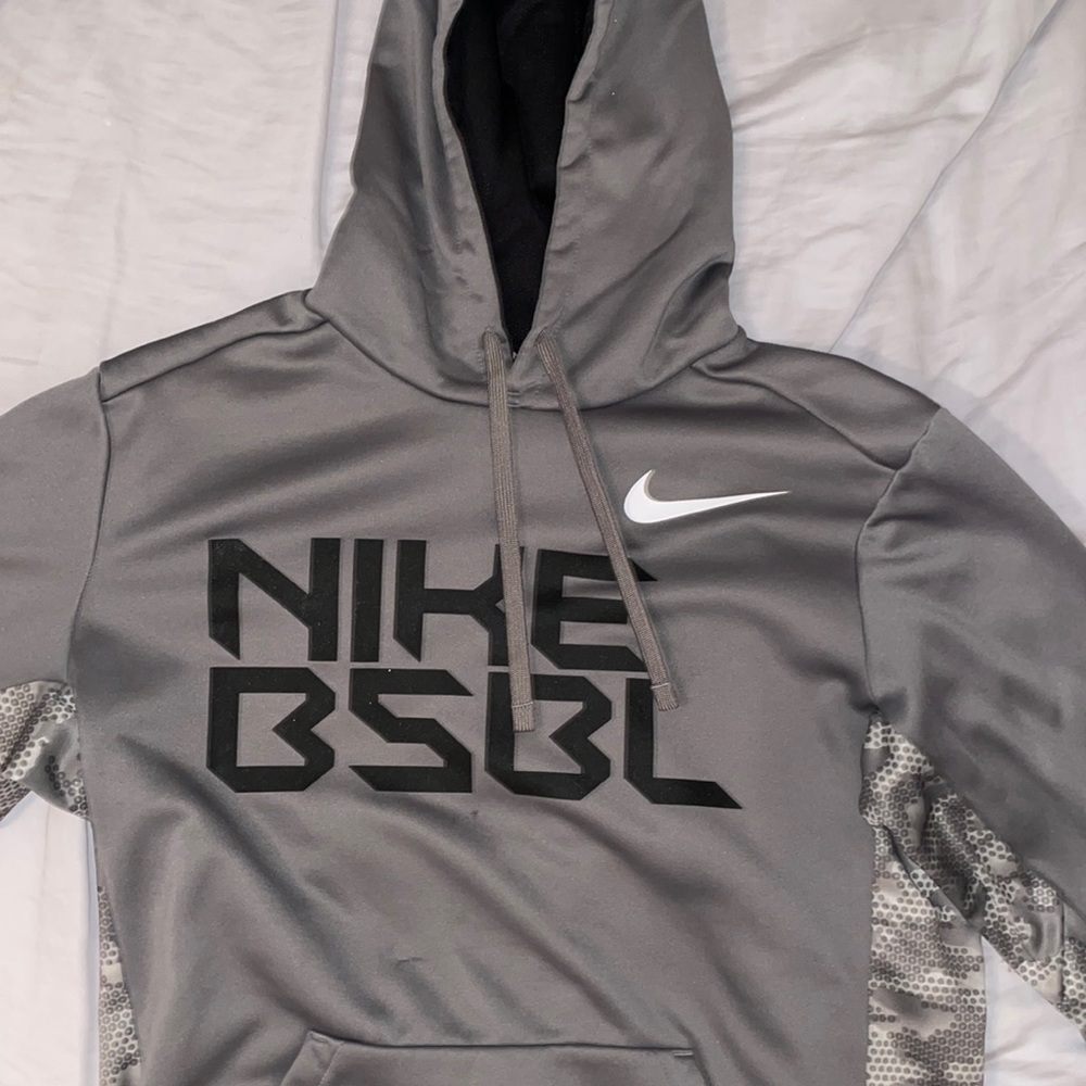 Nike therma hoodie size medium